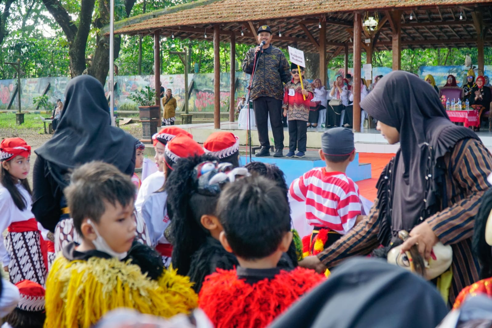 Foto 6 dari 12: Peringati Hardiknas dan Hari Kartini, 1.600 Anak TK se-Kecamatan Taman Gelar Pawai Budaya, Bunda PAUD Beri Apresiasi