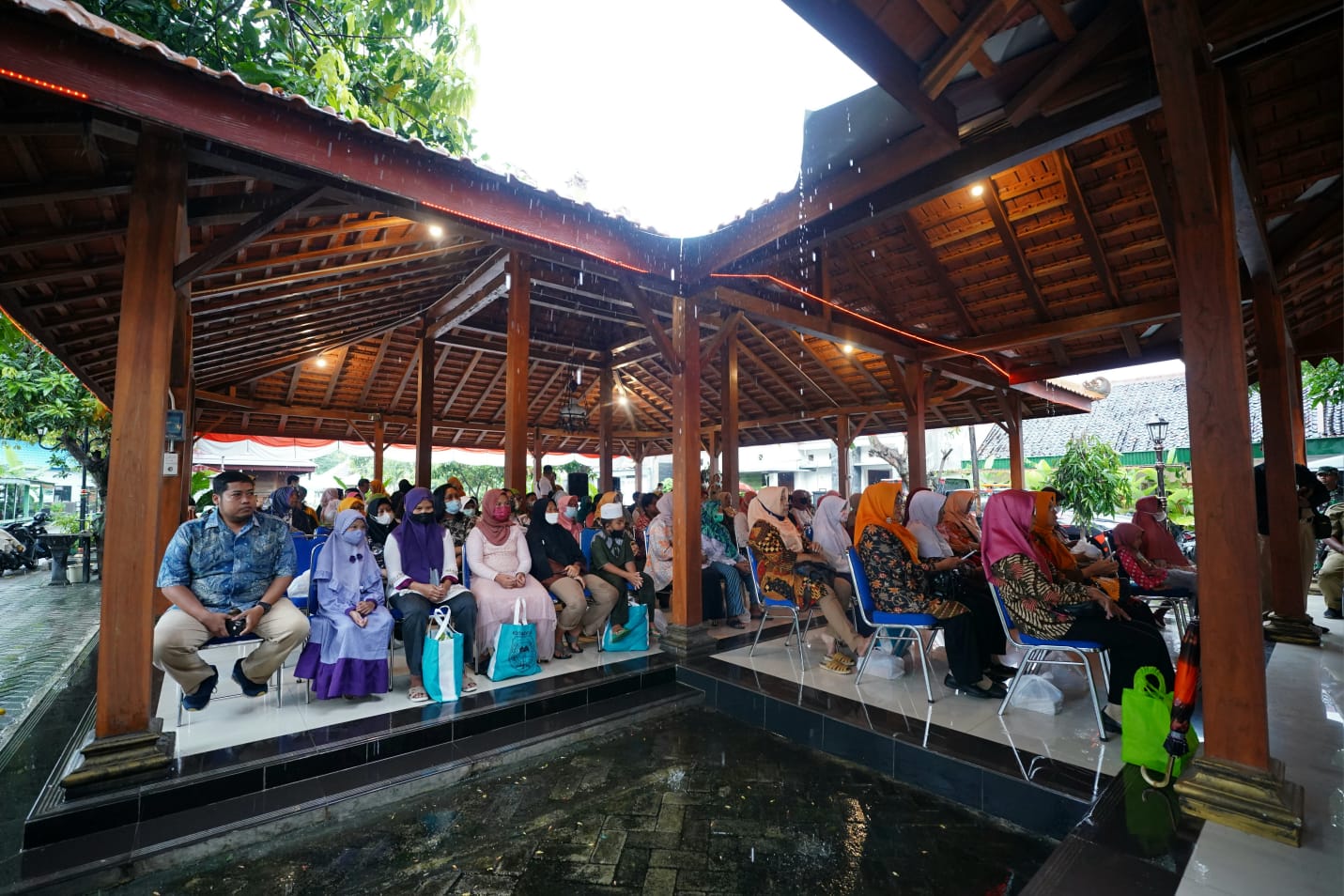 Foto 8 dari 11: Sambang Warga di Dua Kelurahan, Wali Kota Pesan Jaga Kesehatan Selama Bulan Ramadan