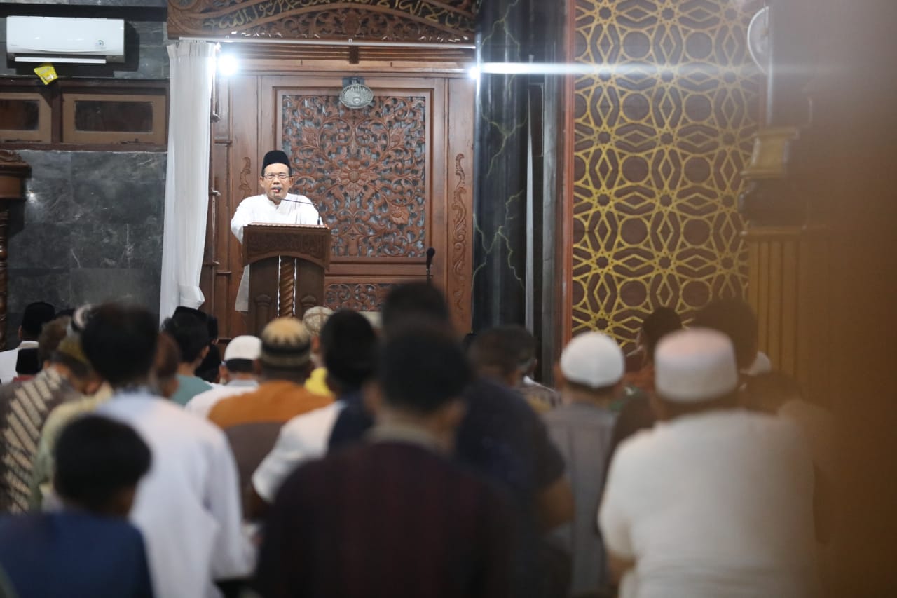 Foto 3 dari 10: Ikuti Salat Tarawih Perdana, Wali Kota Ajak Umat Muslim Tingkatkan Ibadah
