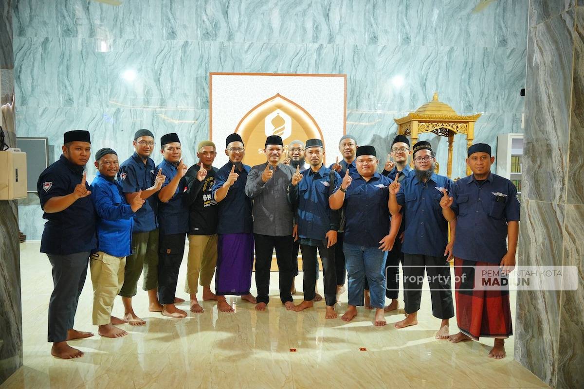 Foto 8 dari 9: Ada Ustaz Syafiq Riza Basalamah di Masjid Samsul Huda, Wali Kota Maidi Harap Sering Datang ke Kota Madiun
