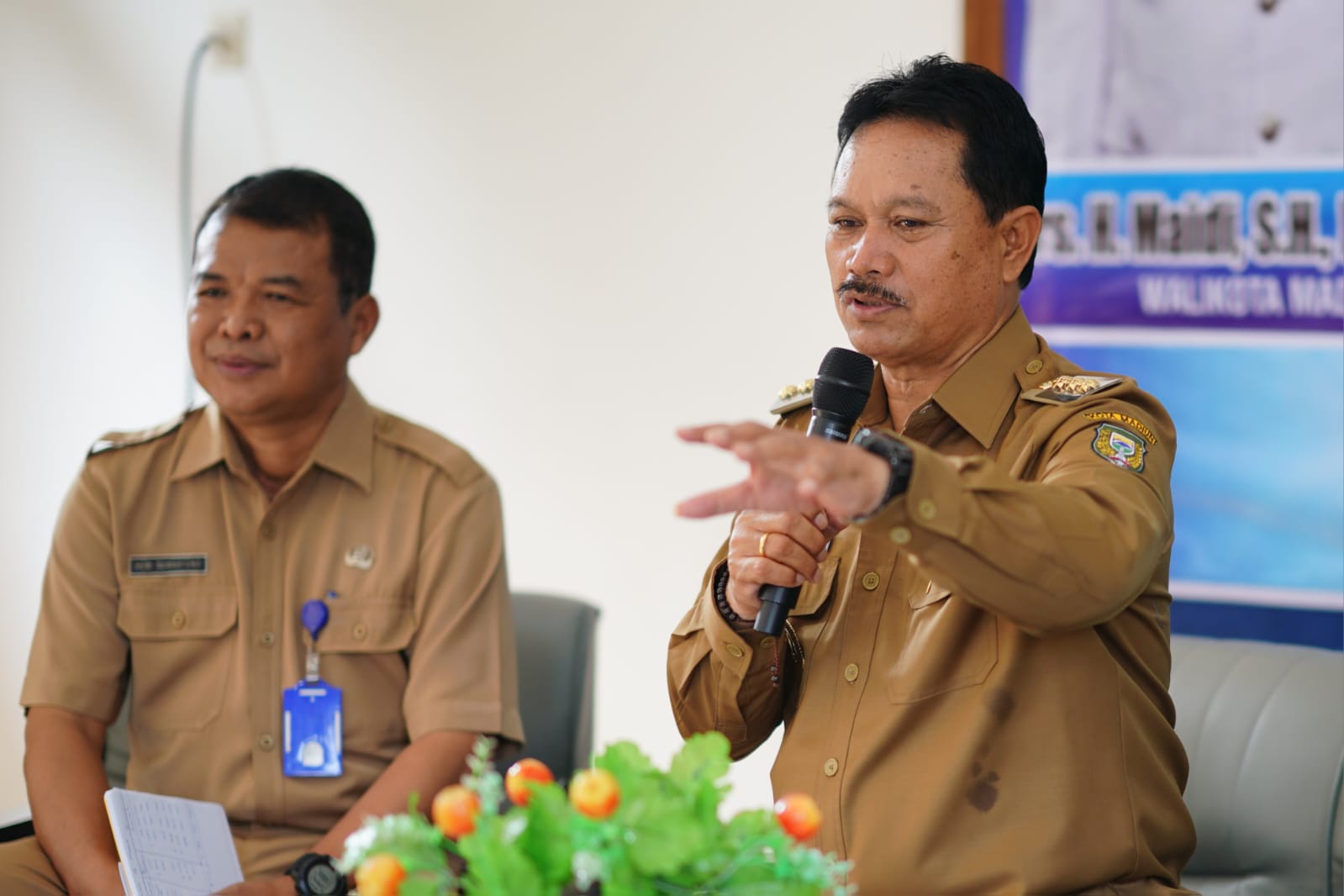 Foto 2 dari 10: Salurkan Bantuan DBHCHT, Wali Kota Harap Bermanfaat Bagi Penerima