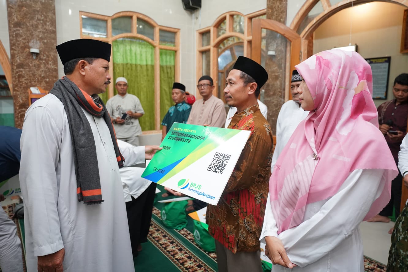 Foto 10 dari 10: Salat Isya di Masjid Al-Furqon, Wali Kota Belanja Masalah Langsung dari Jamaah