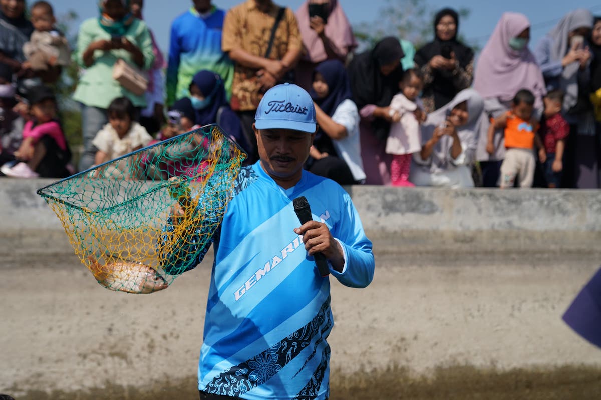 Foto 6 dari 8: Meriahkan Event Gemarikan, Wali Kota Ajak Siswa Tangkap Ikan Di Kolam