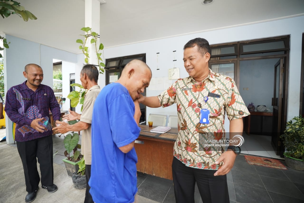 Foto 2 dari 6: Dinsos PPPA Bantu Proses Reunifikasi Pasien Gangguan Jiwa Asal Demak