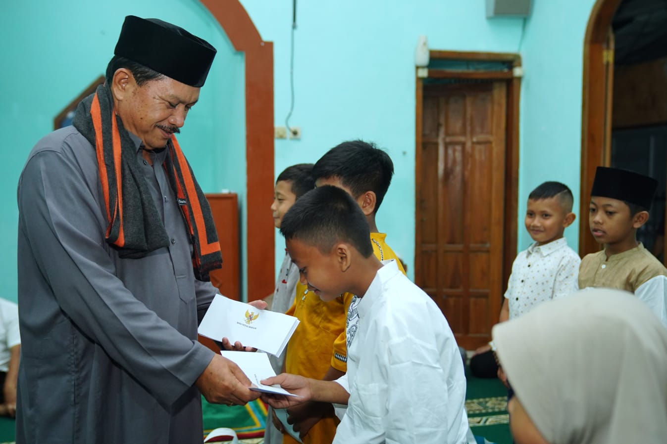 Foto 9 dari 10: Salat Isya di Musala Ar-Rahman, Wali Kota Juga Serap Berbagai Usulan