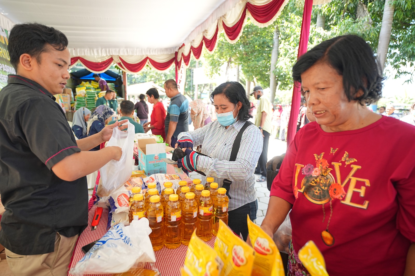 Foto 10 dari 10: Stabilkan Harga Pangan, Dispertakp Jatim Gelar Oprasi Pangan Murah Berkualitas
