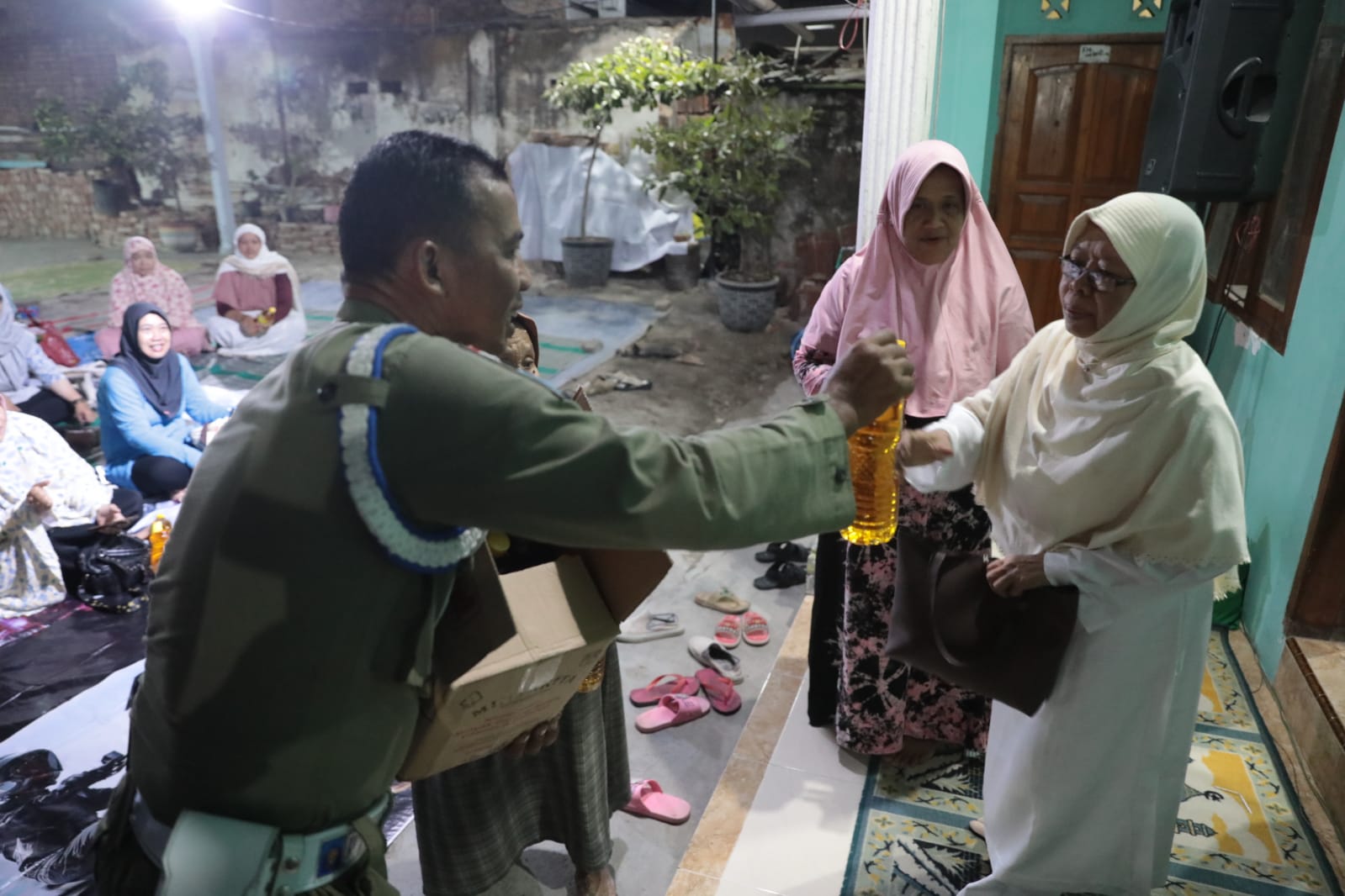 Foto 6 dari 8: Shalat Magrib di Masjid Al Iman, Wali Kota Beri Santunan Hingga Bantuan untuk Pavingisasi
