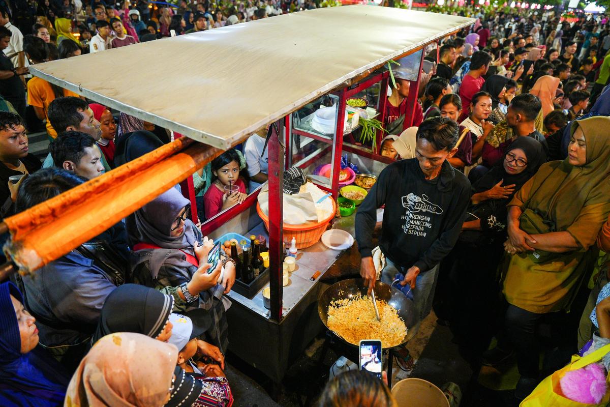 Foto 2 dari 19: Meriahnya CFN, Santap Nasi Goreng Gratis Hingga Menikmati Pertunjukkan Barongsai