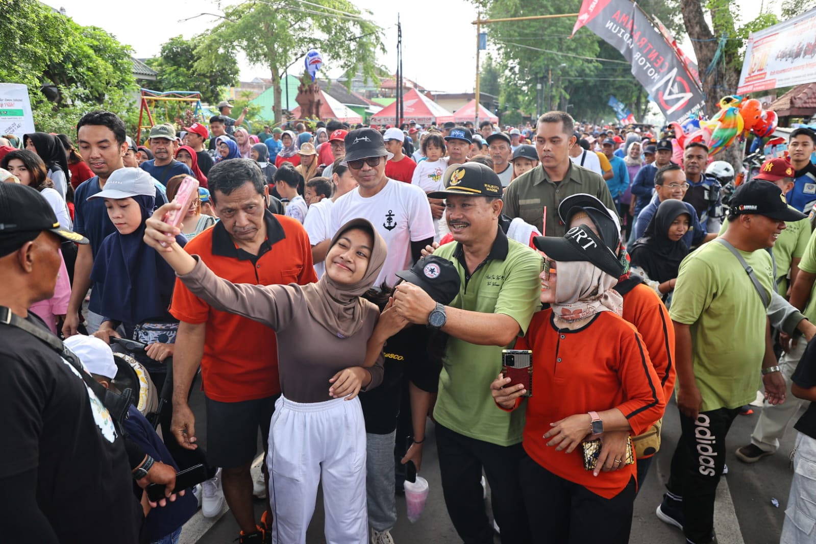 Foto 2 dari 9: Peringati Hari Ibu, Warga Kelurahan Kelun Gelar Jalan Santai Bersama Wali Kota
