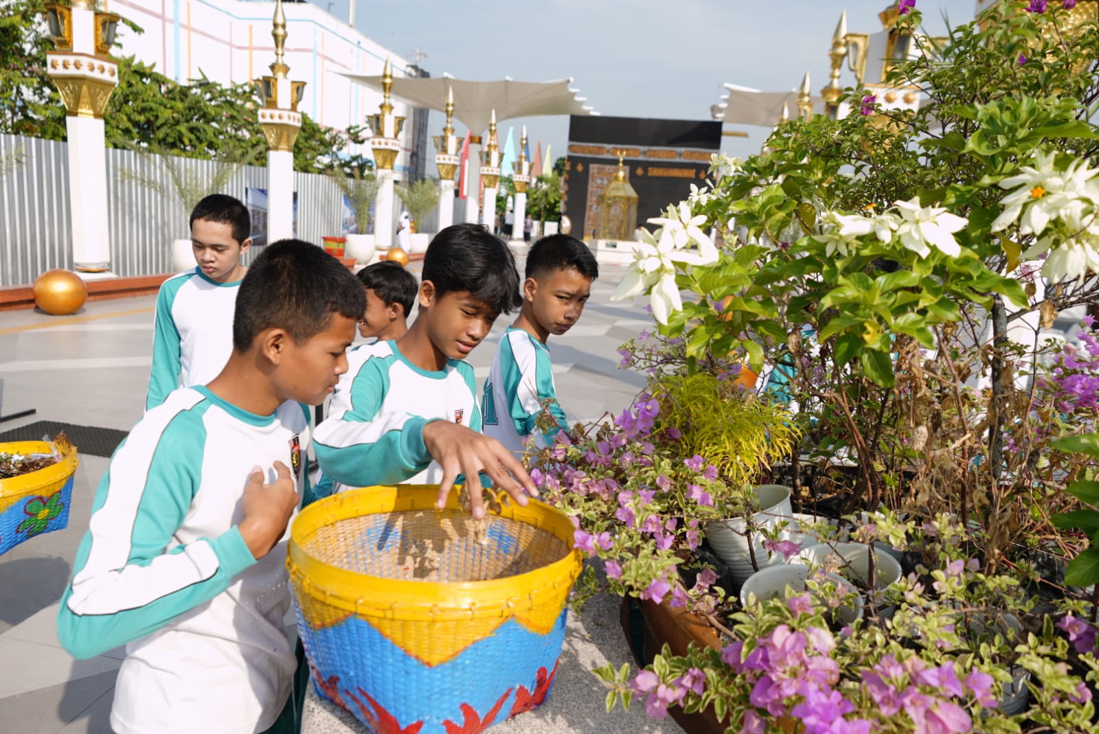Bawa Rinjing Hingga Perlengkapan Bersih-Bersih, Siswa SD-SMP Kota Madiun Lakukan Gerakan Kota Madiun Cinta Kebersihan