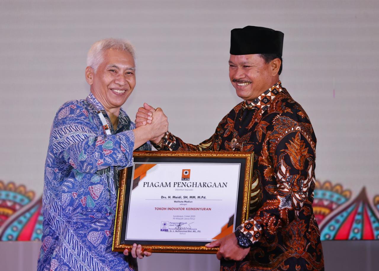 Foto utama berita: Dinilai Sukses Gerakkan Pembangunan Daerah, Wali Kota Raih Penghargaan Tokoh Inovator Keinsinyuran Dari PII Jatim