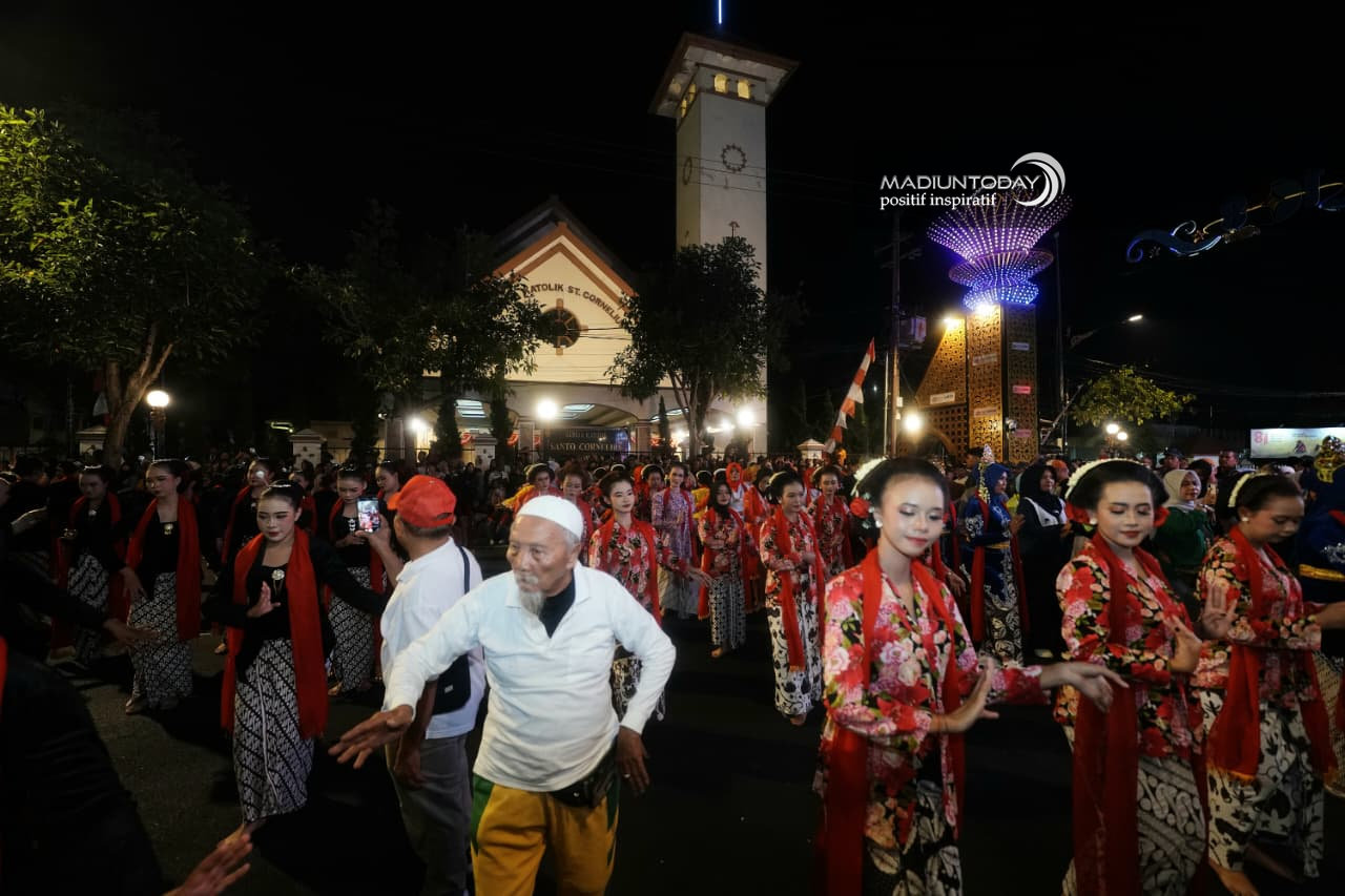 Foto 10 dari 19: Ketika Warga Turun ke Jalan, Menari Bersama di Panggung Kota