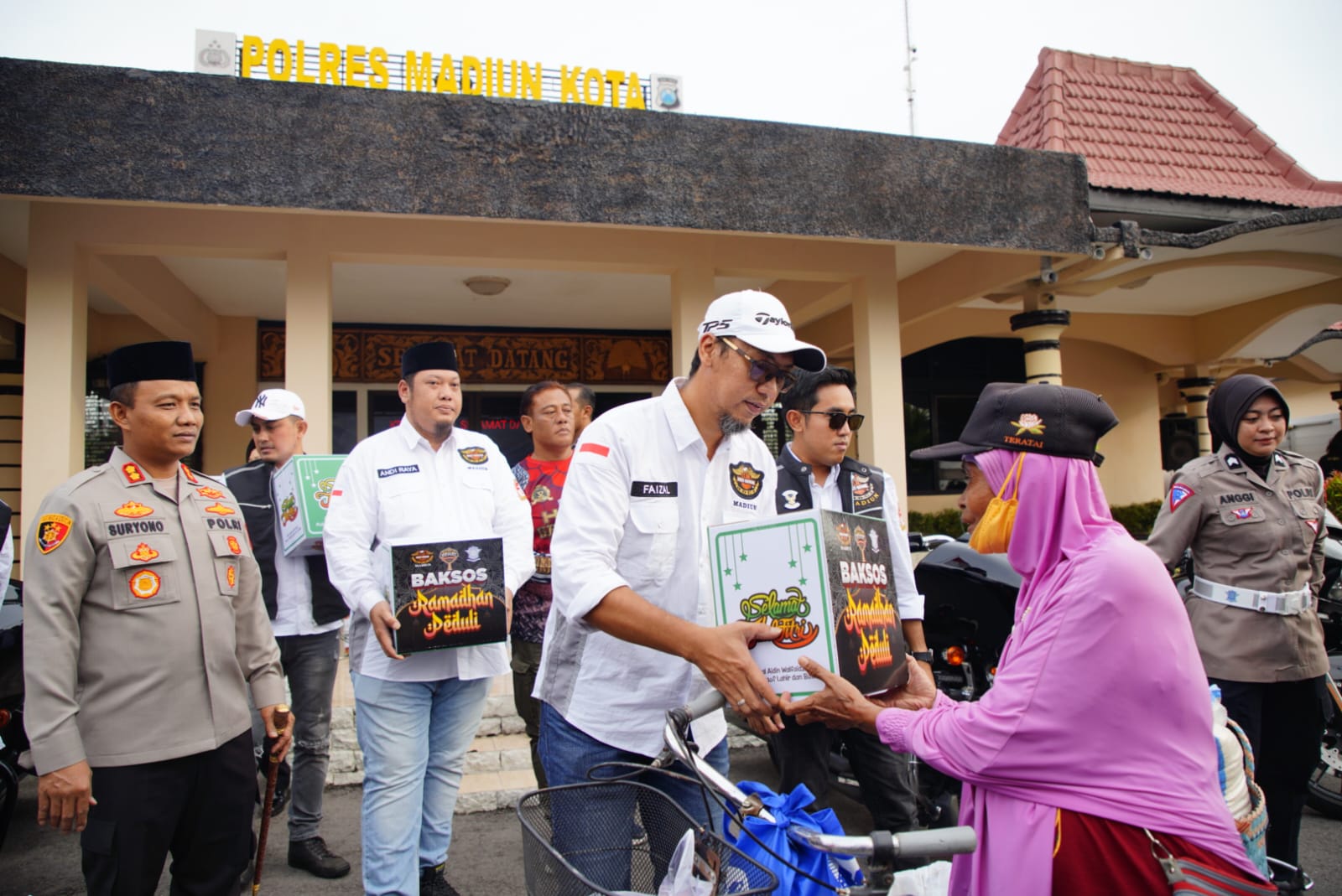 Foto 3 dari 10: Saling Berbagi, Polres Madiun Kota Bersama HDCI Gelar Bakti Sosial