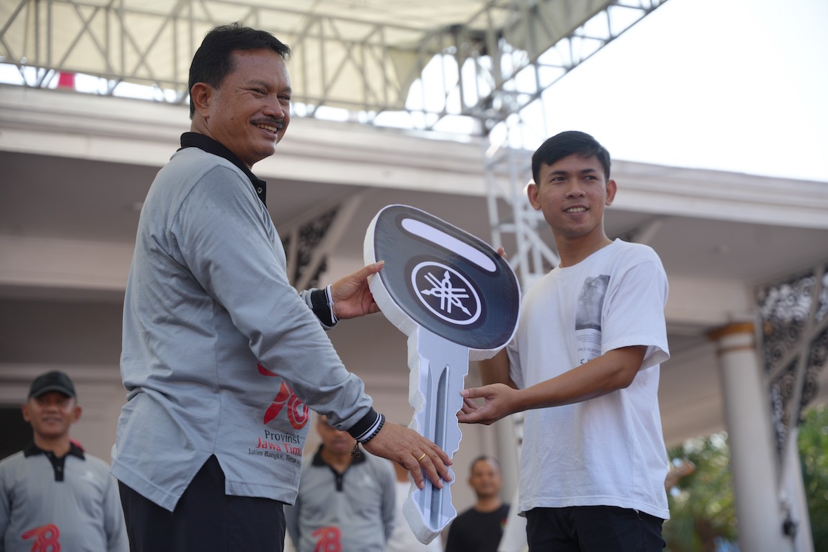 Foto 6 dari 8: Hadiri Jalan Sehat HUT ke-78 Jatim, Walikota Maidi Beri Sejumlah Santunan