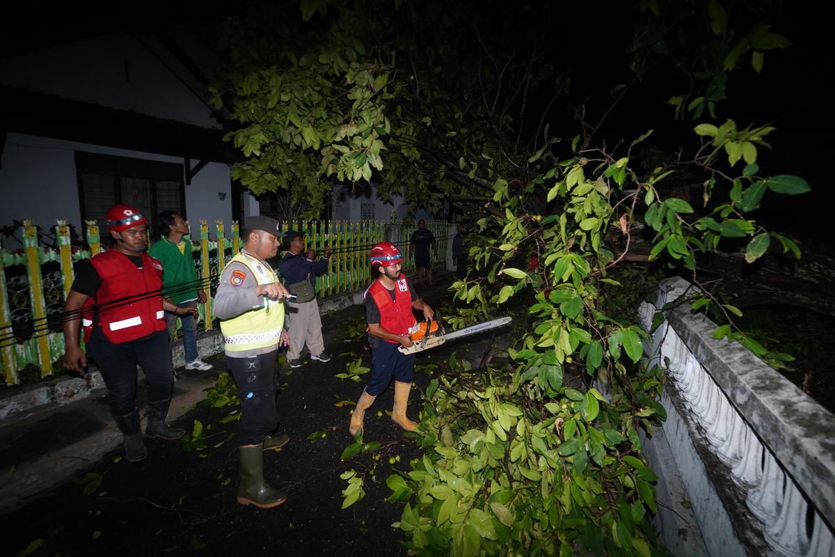 Foto 19 dari 22: Kota Madiun Diterjang Puting Beliung, Petugas Respon Cepat Bersihkan Area Terdampak