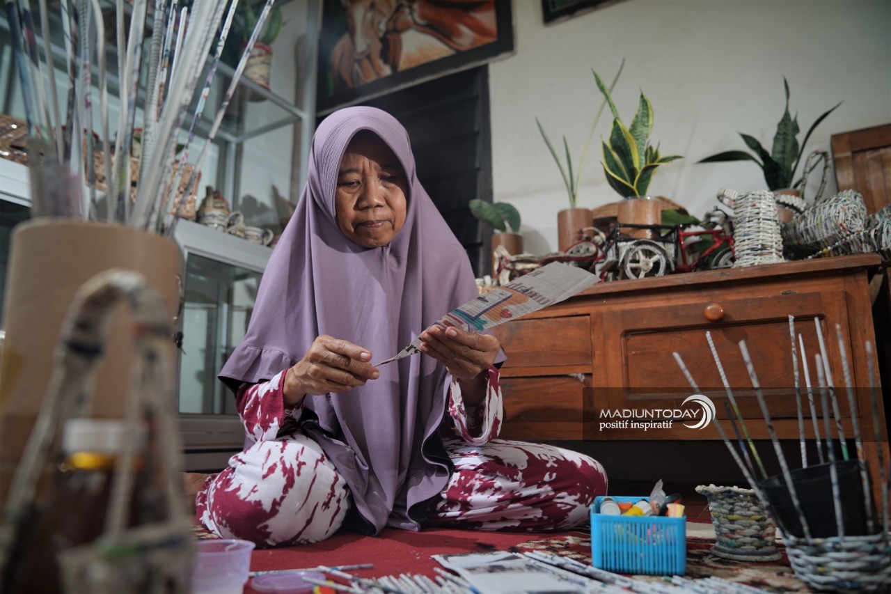 Foto utama berita: Dari Lembaran Koran Bekas, Endang Dianti Hasilkan Kerajinan Tangan Menawan