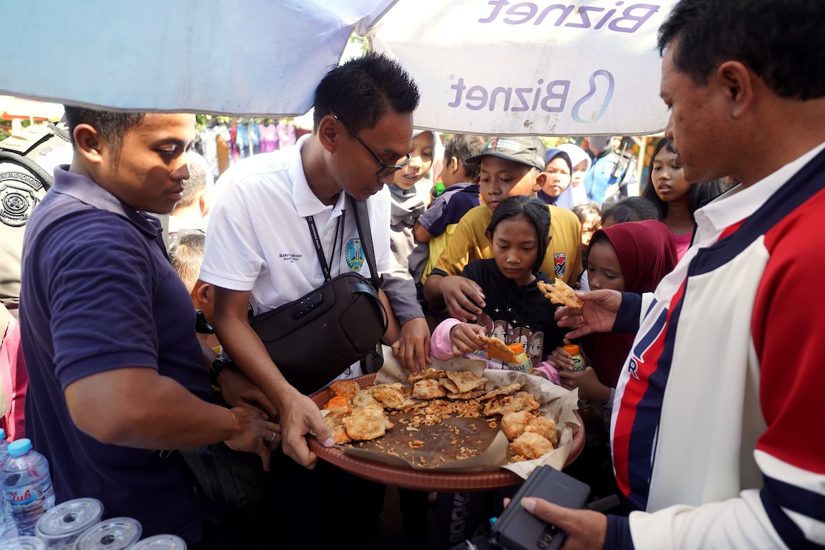 Foto 9 dari 9: Hore dapat Traktiran dari Pak Wali