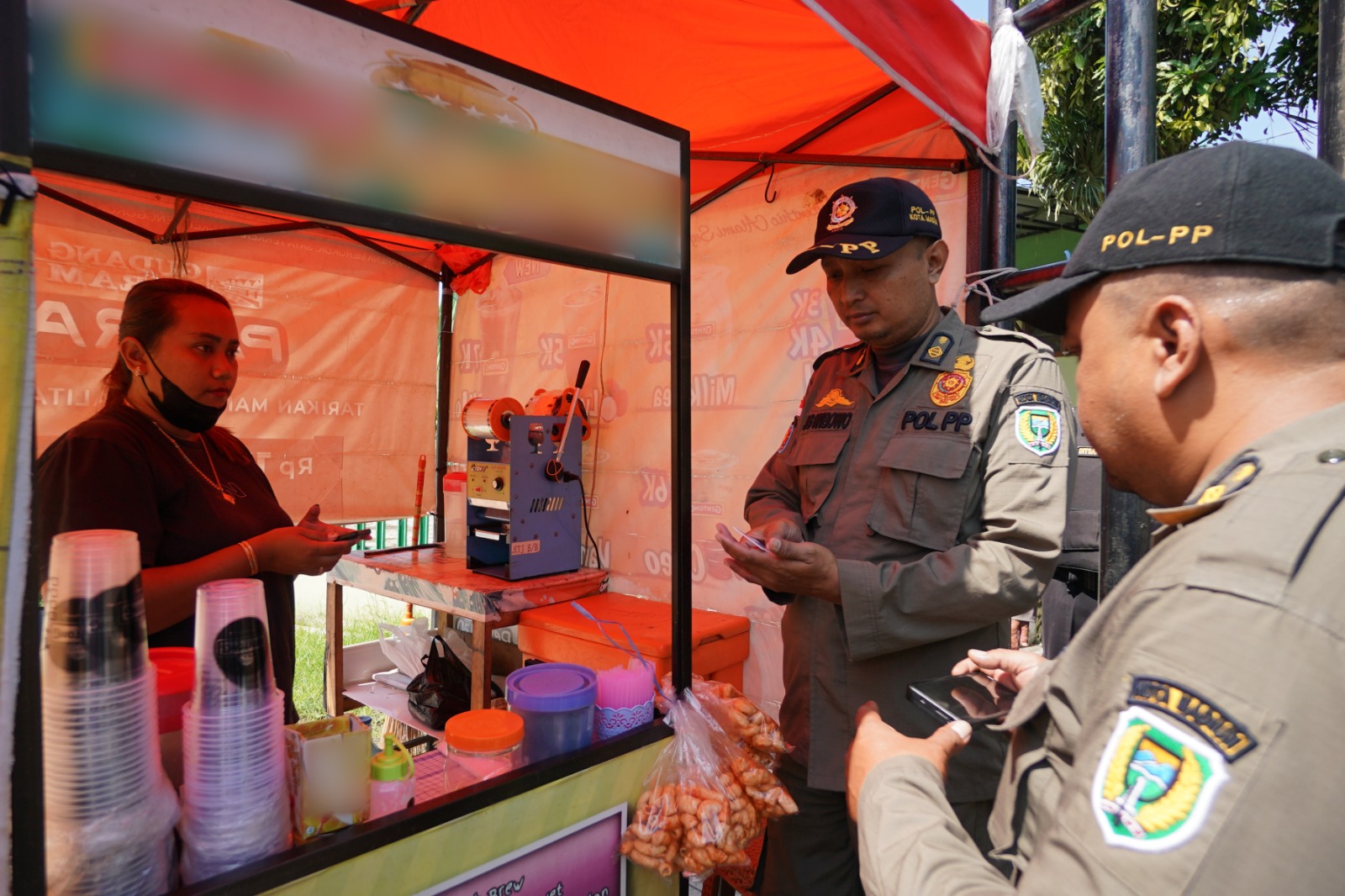 Foto 2 dari 10: Kedepankan Langkah Persuasif, Petugas Lakukan Pembinaan PKL Melanggar