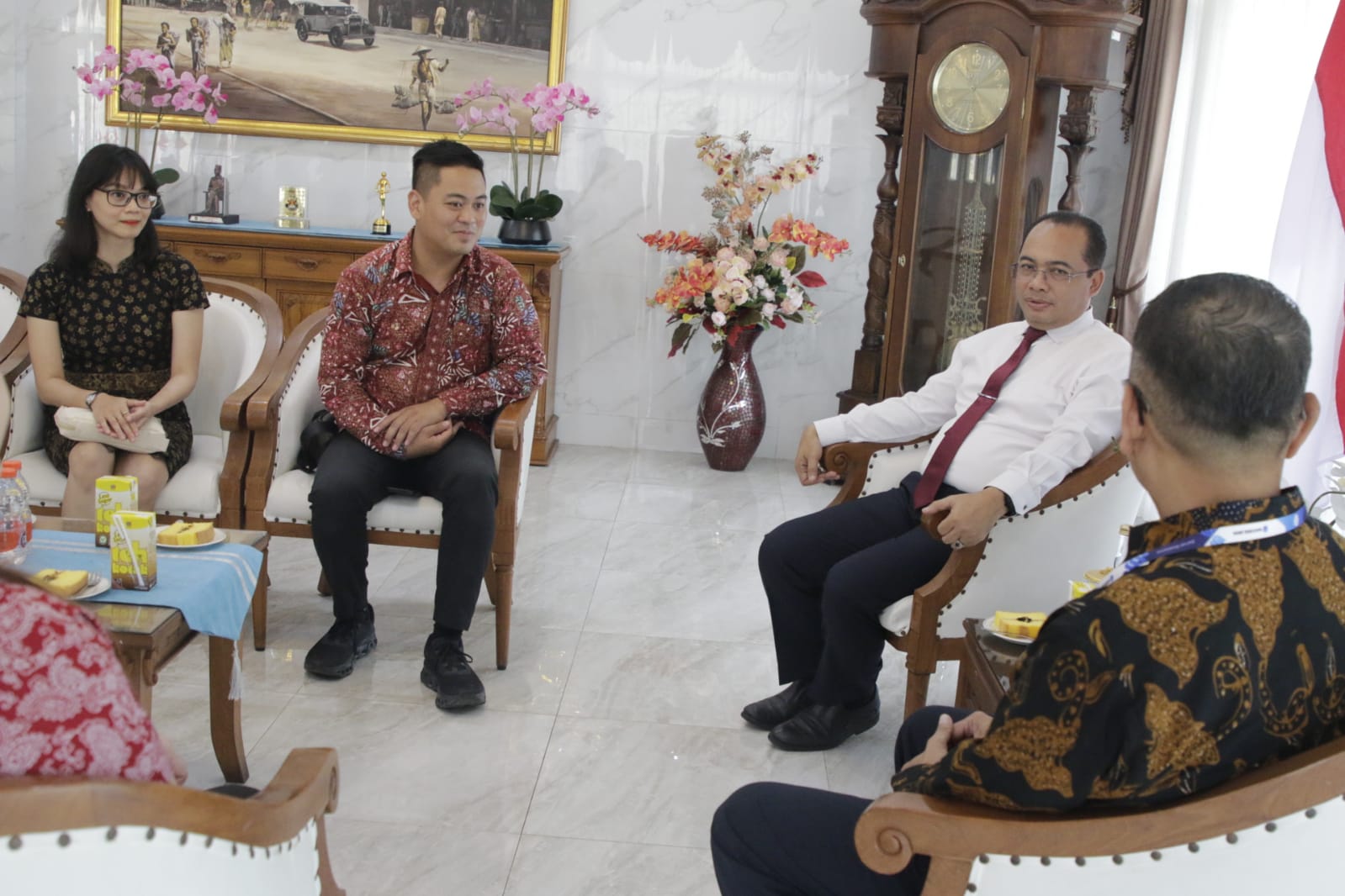 Foto 10 dari 12: Pj. Wali Kota Madiun Terima Audiensi dari NPCI dan Mercure Hotel, Bicarakan Prestasi Hingga Jalin Sinergi