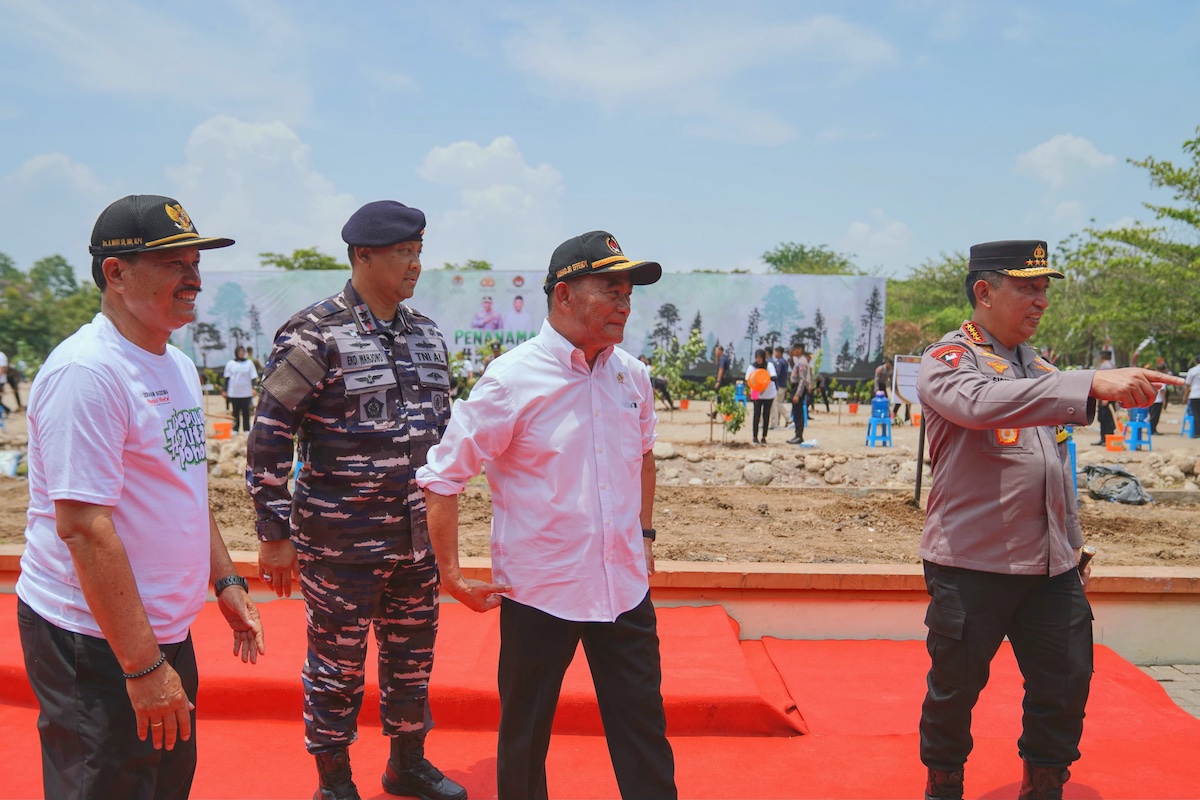Foto 7 dari 8: Dampingi Menko PMK Dan Kapolri, Wali Kota Dukung Program Penanaman 10 Juta Pohon Di Madiun