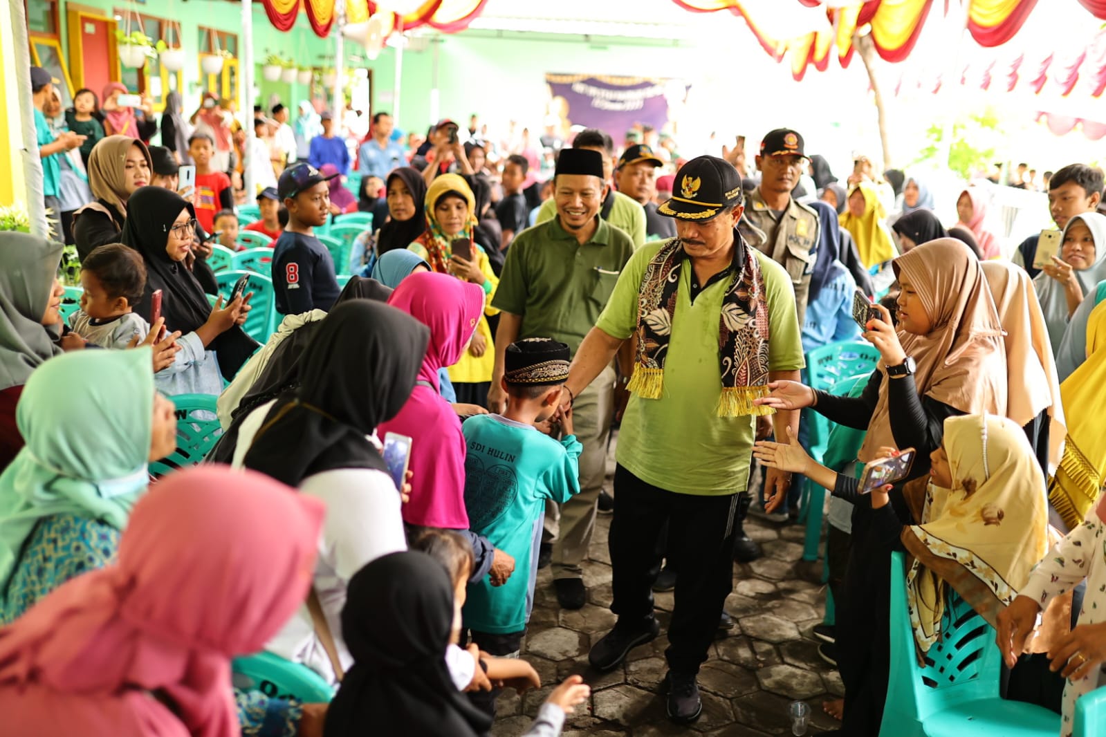 Foto 6 dari 8: Hadiri Pembukaan HUT ke-23 Yayasan Pendidikan Islam Kyai Hamdani, Wali Kota Turut Bagi Hadiah dan Susu Sntuk Siswa-Siswi