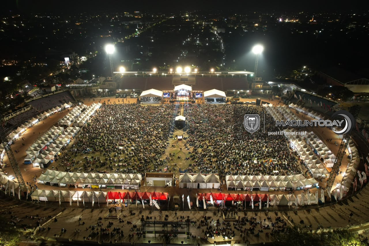 Foto 29 dari 29: Belasan Ribu Jamaah Larut dalam Pengajian Gus Iqdam, Pesan Amanah Menggema di Stadion Wilis