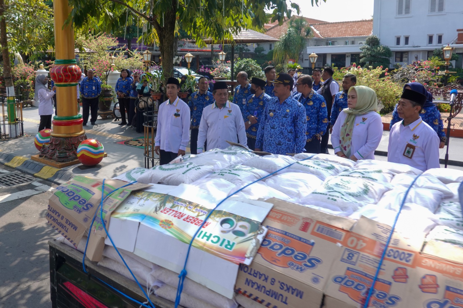 Foto 2 dari 6: Berangkatkan Pentasharufan Beras Zakat Fitrah Ke 27 Kelurahan, Wali Kota Harap Bawa Berkah Bagi Masyarakat