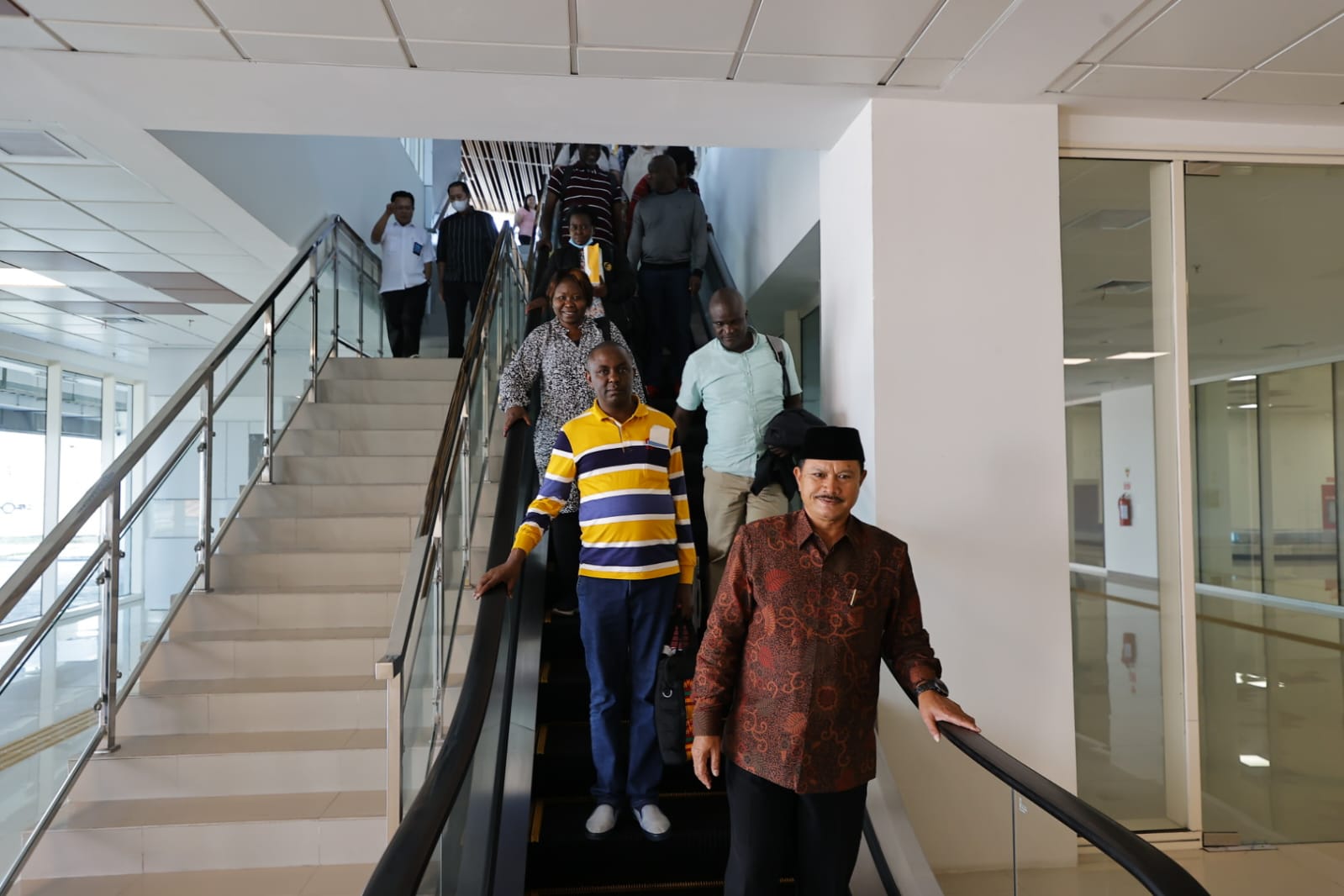 Foto 1 dari 5: 12 Delegasi Kenya dan 3 Delegasi Bangladesh Tiba, Wali Kota Maidi Sambut di Juanda