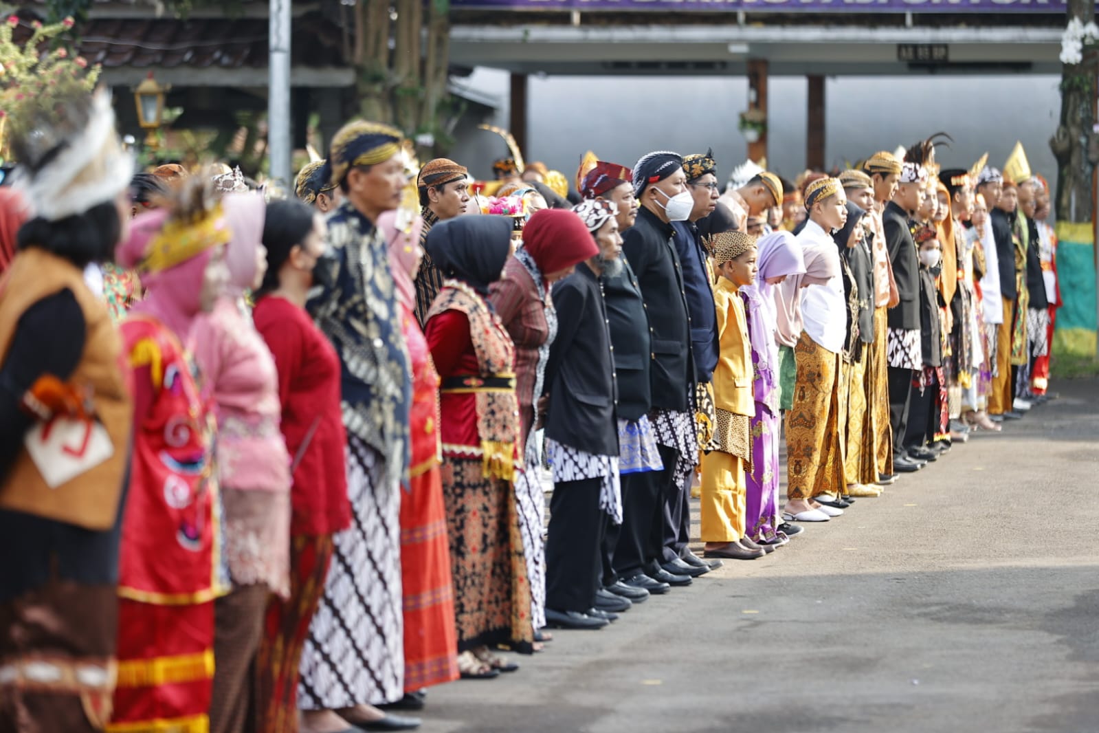 Foto 9 dari 10: Senyum Bahagia Memakai Pakaian Nusantara