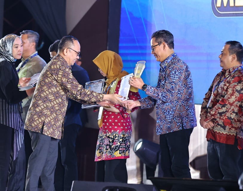 Foto 1 dari 2: Usai Borong Enam Penghargaan Provinsi, Dinas Kominfo Kota Madiun Raih Terbaik 1 Nasional Kategori Siaran Pers