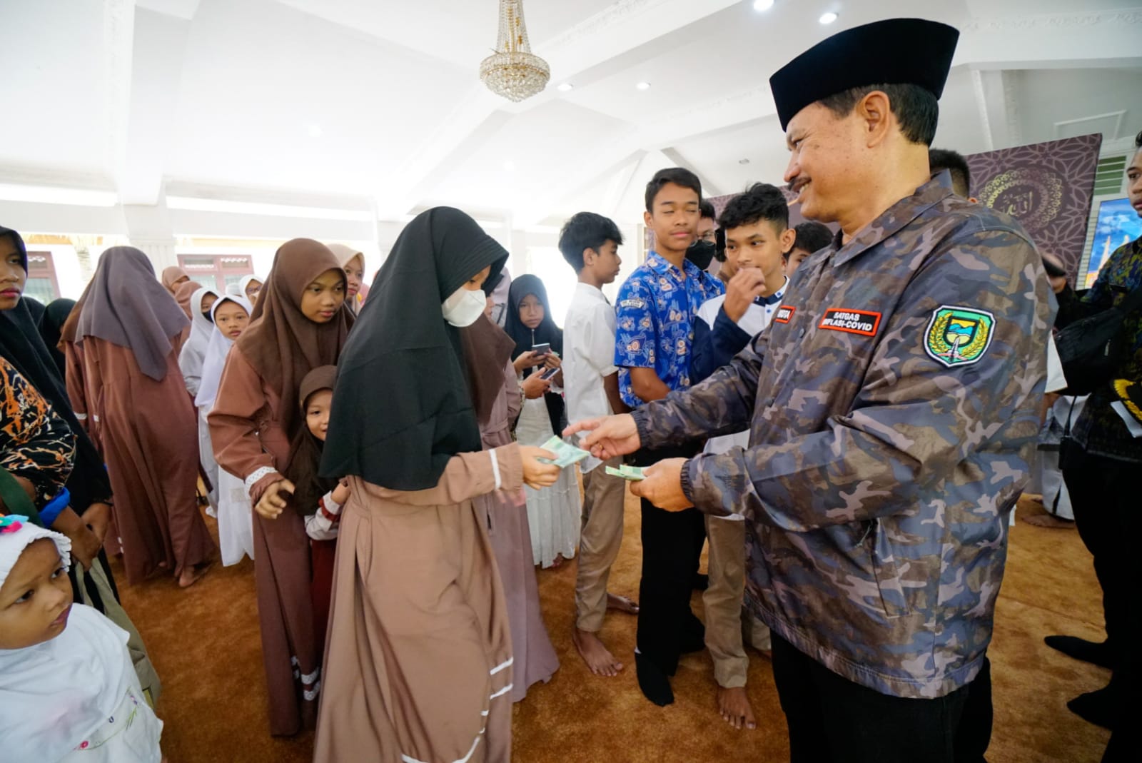 Foto 12 dari 16: Berbagi Kebahagiaan Dengan Anak Yatim, Wali Kota Ajak Keliling Naik Elcito