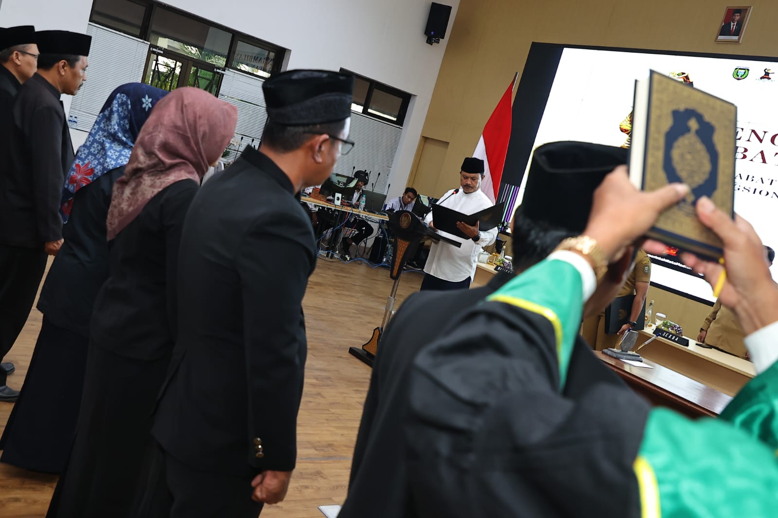 Foto utama berita: Lantik 23 Pejabat, Wali Kota Sebut Masih Ada Pergeseran Lagi Dalam Waktu Dekat