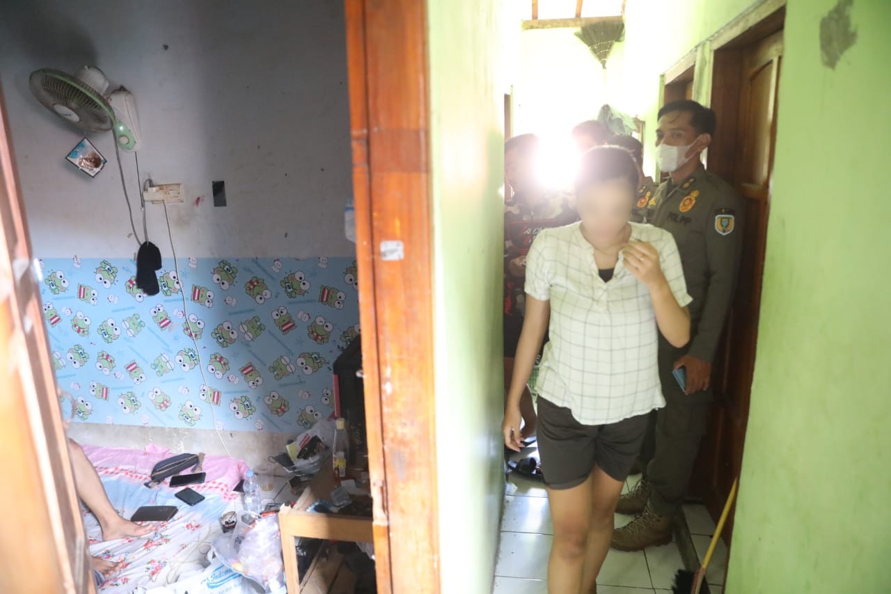 Foto 8 dari 10: Razia Kos-Kosan, Petugas Amankan 4 Pasangan Bukan Suami Istri Dalam Kamar