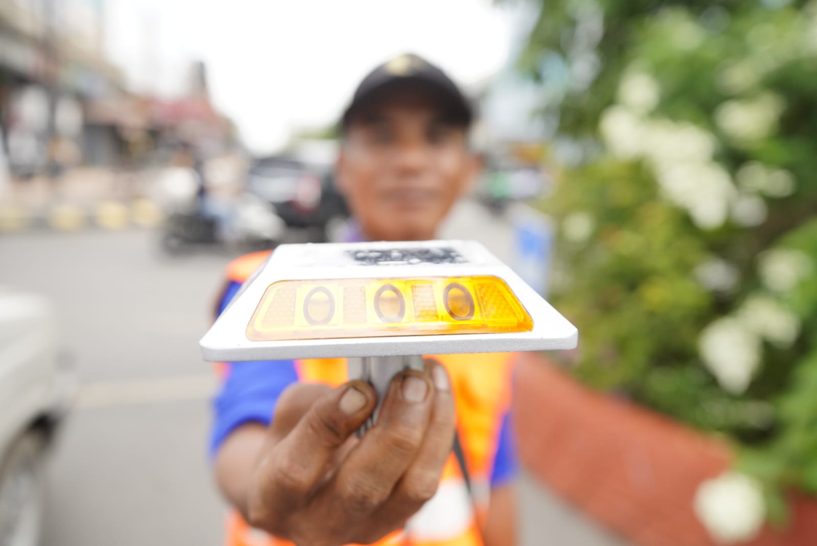 Foto 6 dari 6: Tingkatkan Keamanan Lalu Lintas, Dishub Tambah Road Stud Di Jantung Kota