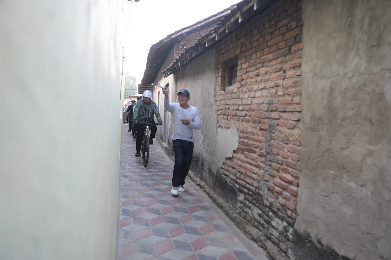 Foto 2 dari 16: Gowes Kecamatan Taman, Wali Kota Cek Pembangunan Hingga Ke Gang Kecil