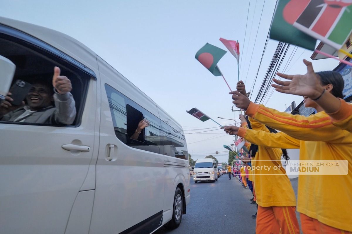 Foto 1 dari 3: Parade Senja dan Ratusan Pelajar Sambut Iring-Iringan Delegasi dari Kenya dan Bangladesh