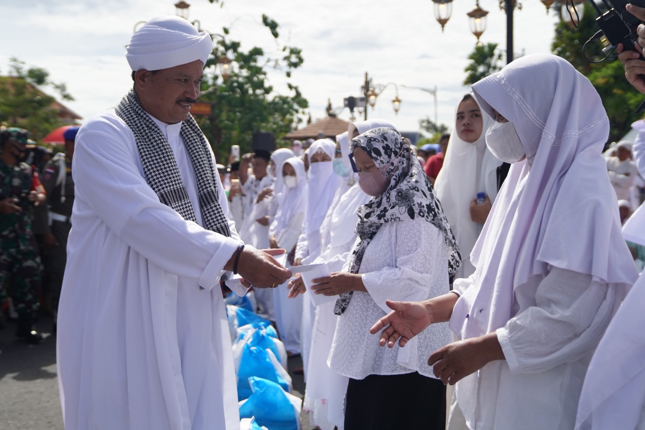 Foto 12 dari 17: Pengajian Akbar Peringatan Hari Santri Berlangsung Meriah, Wali Kota Sampaikan Apresiasi Kepada Jamaah