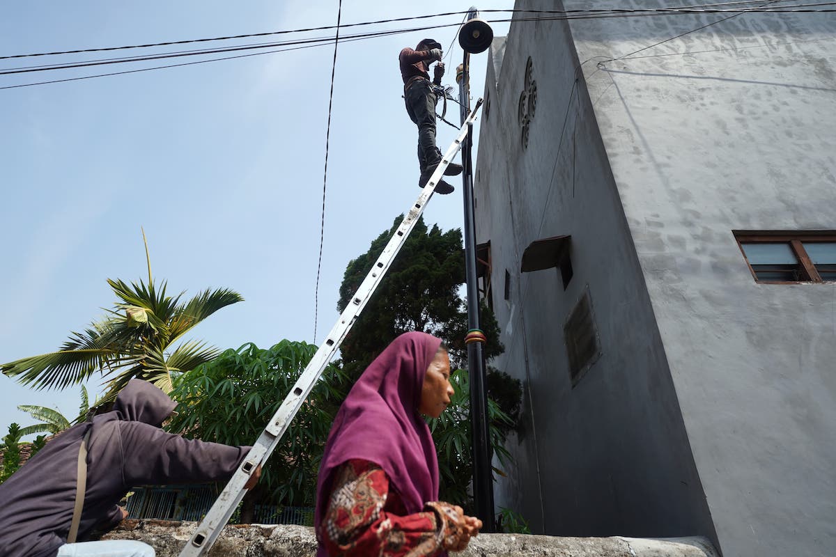 Foto 1 dari 6: Ada 1.729 Titik Lampunisasi Gang Tahun Ini, Pekerjaan Ditarget Selesai Desember Nanti