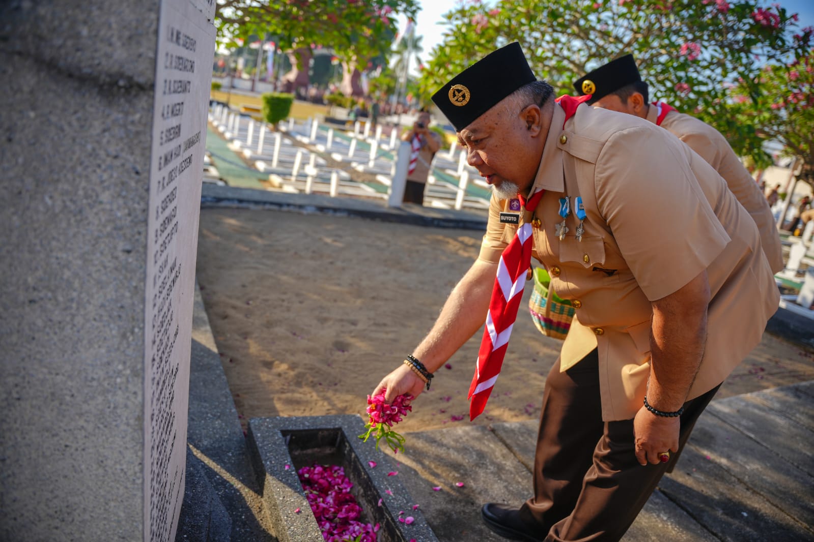 Foto 3 dari 9: Jelang Hari Pramuka, Kwarcab Kota Madiun Ajak Penggalang Dan Penegak Tabur Bunga Di Makam Pahlawan