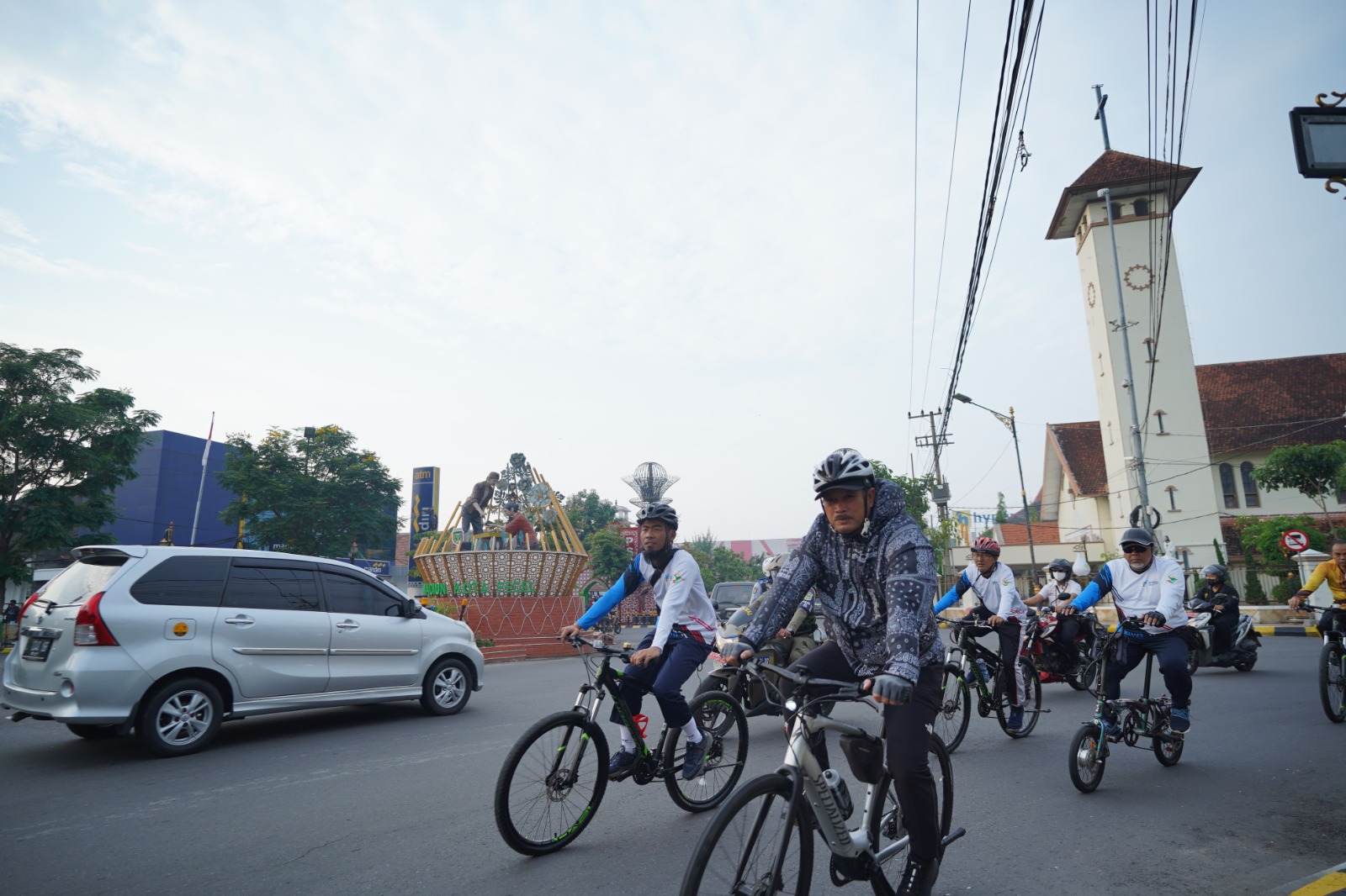 Foto 1 dari 10: Wali Kota Sampaikan Oleh-Oleh dari Luar Negeri Saat Gowes di Tiga Kelurahan