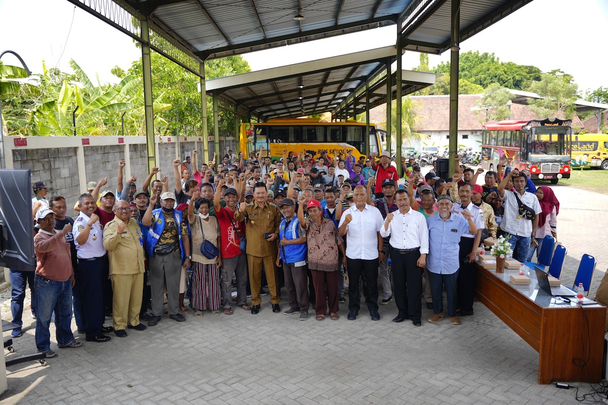 Foto 8 dari 8: Beri Arahan Jukir Kelompok Kedua, Wali Kota: Jukir Harus Beri Kesan Pertama yang Baik