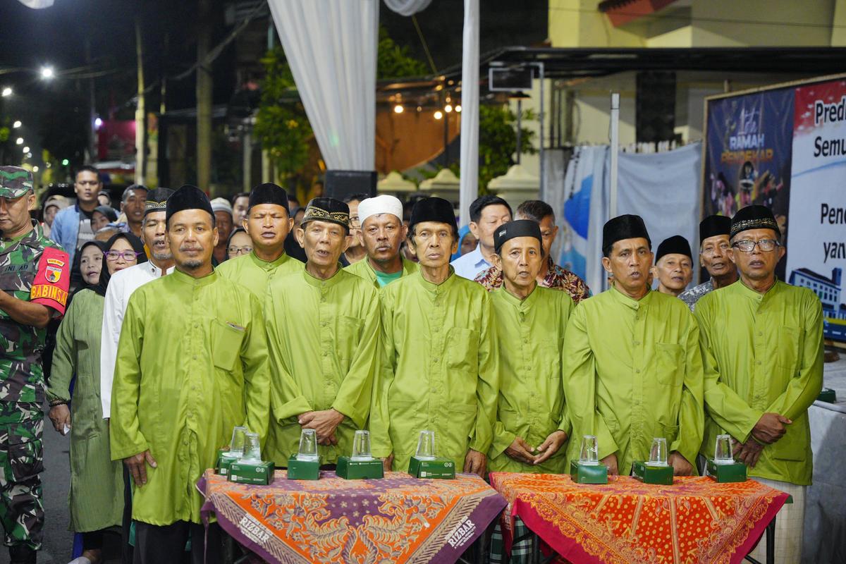 Foto 5 dari 8: Resmikan Gapura Gang Ayam Alas, Wali Kota Harap Jadi Penyemangat Warga Untuk Tingkatkan Pembangunan