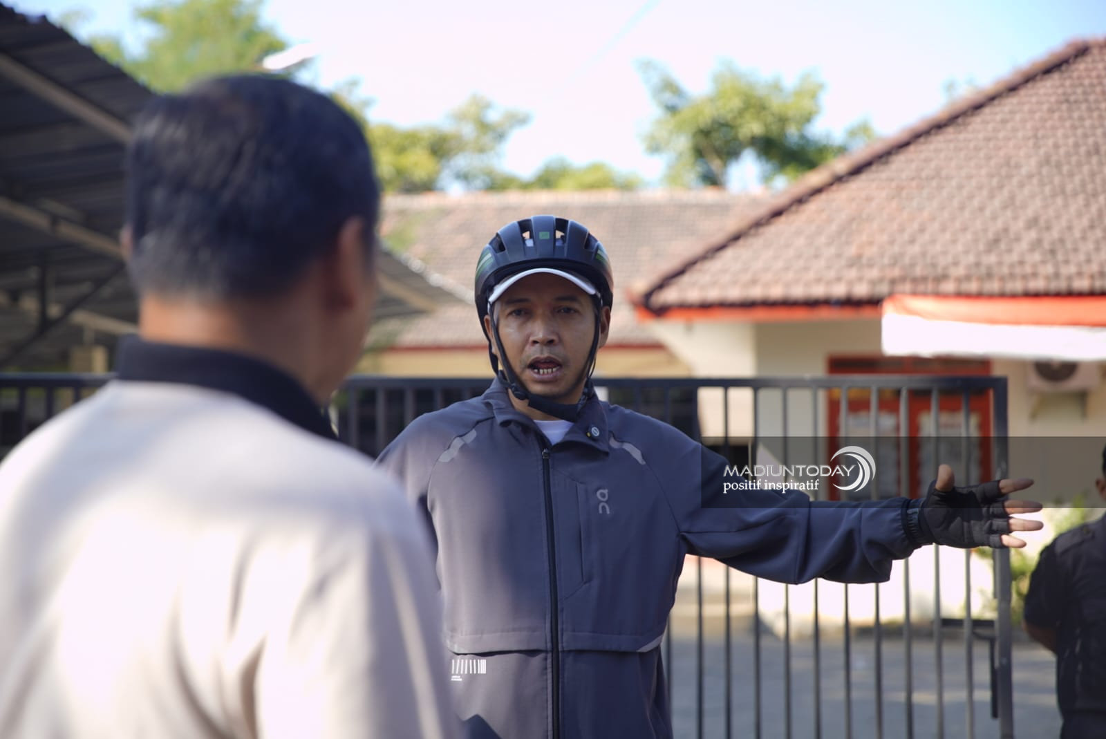Foto 4 dari 4: Temukan Kawasan GOR Wilis Kotor Saat Bersepeda, Plt Wali Kota Instruksi Kerja Bakti Bersama
