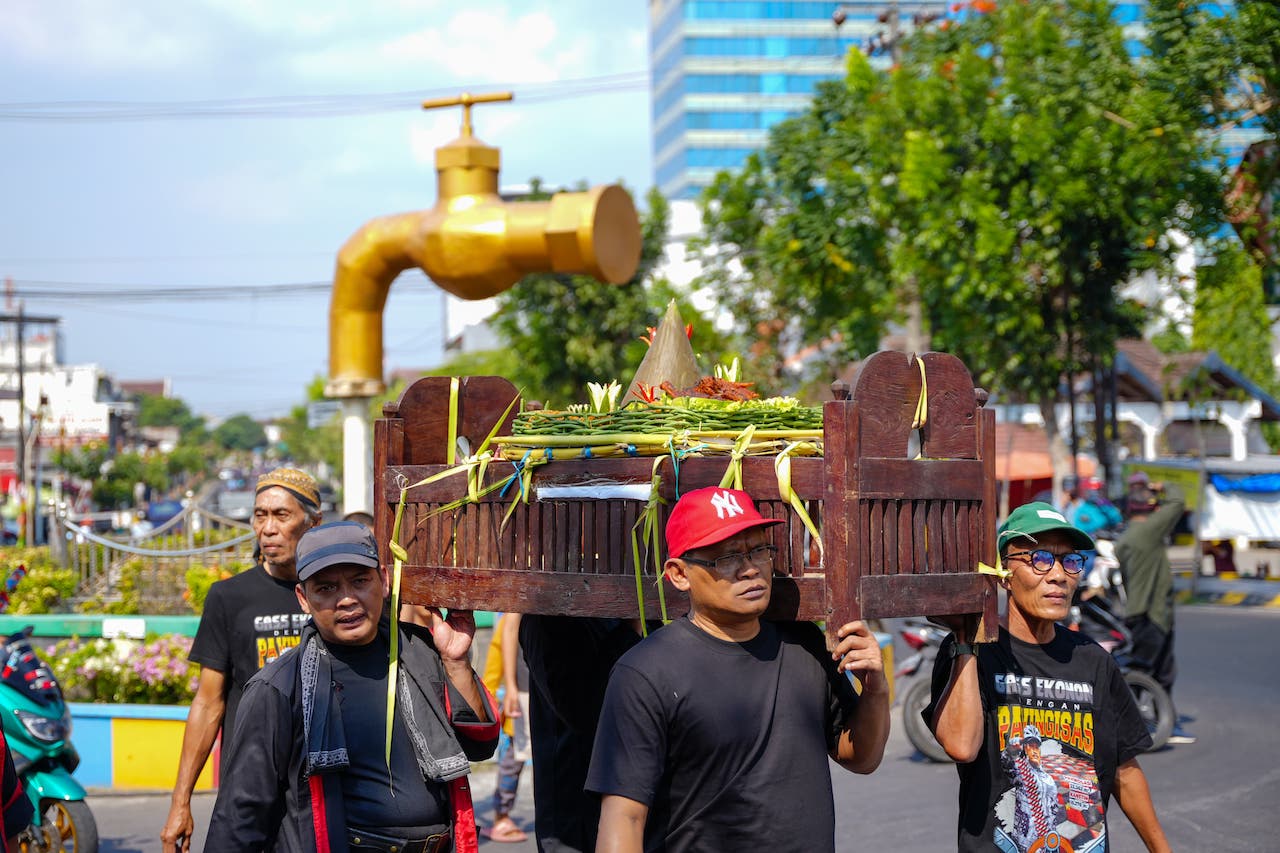 Nguri-Uri Budaya Leluhur Lewat Larungan