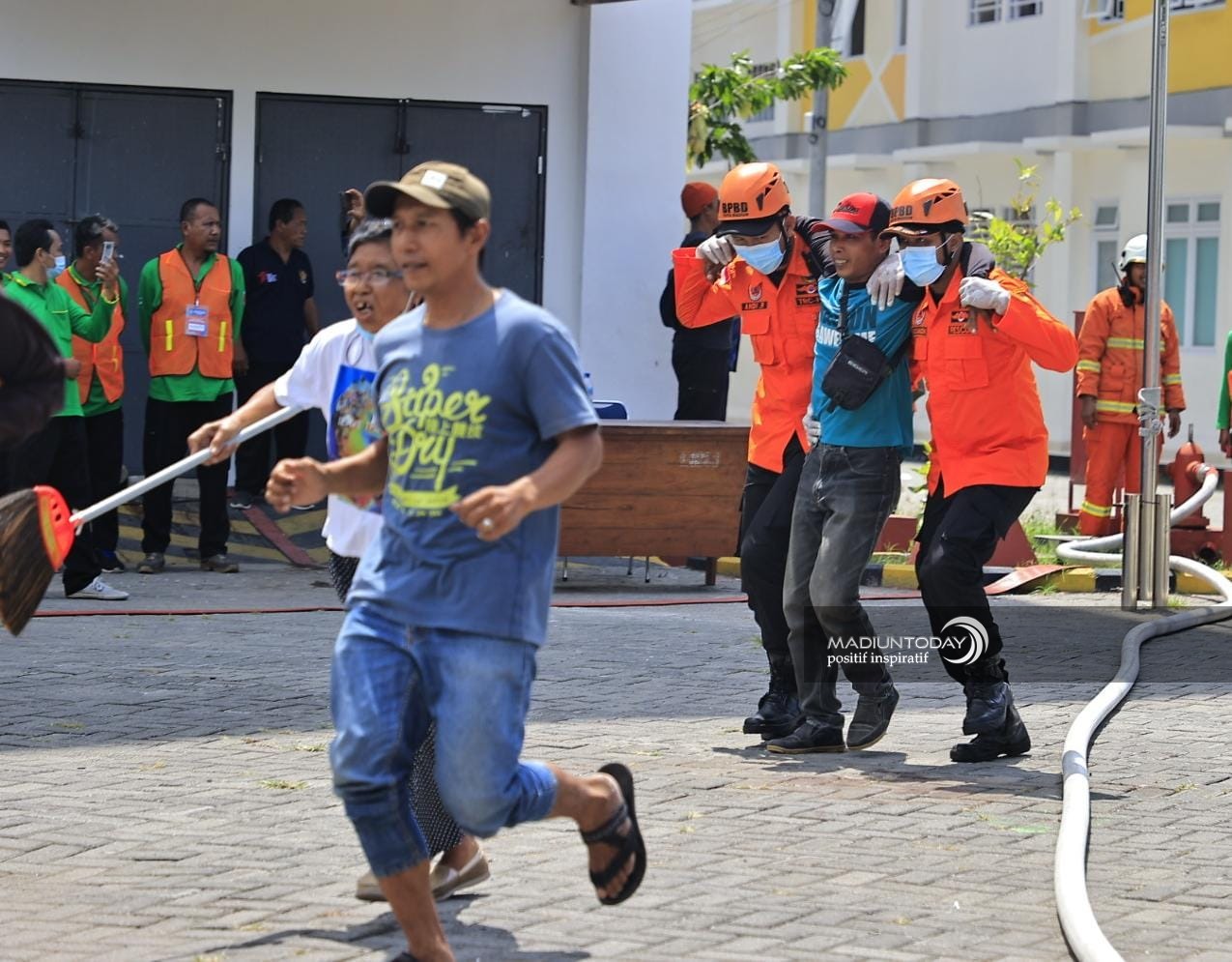 Foto 6 dari 8: Rusunawa Dilalap Si Jago Merah, Petugas Cekatan Padamkan Api Kebakaran