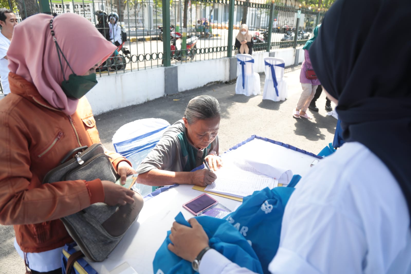 Foto 6 dari 8: PT KAI Daop 7 Gelar Bazar Murah, Cukup Bayar Rp 25 Ribu Bisa Dapat Paket Senilai Rp 75 Ribu