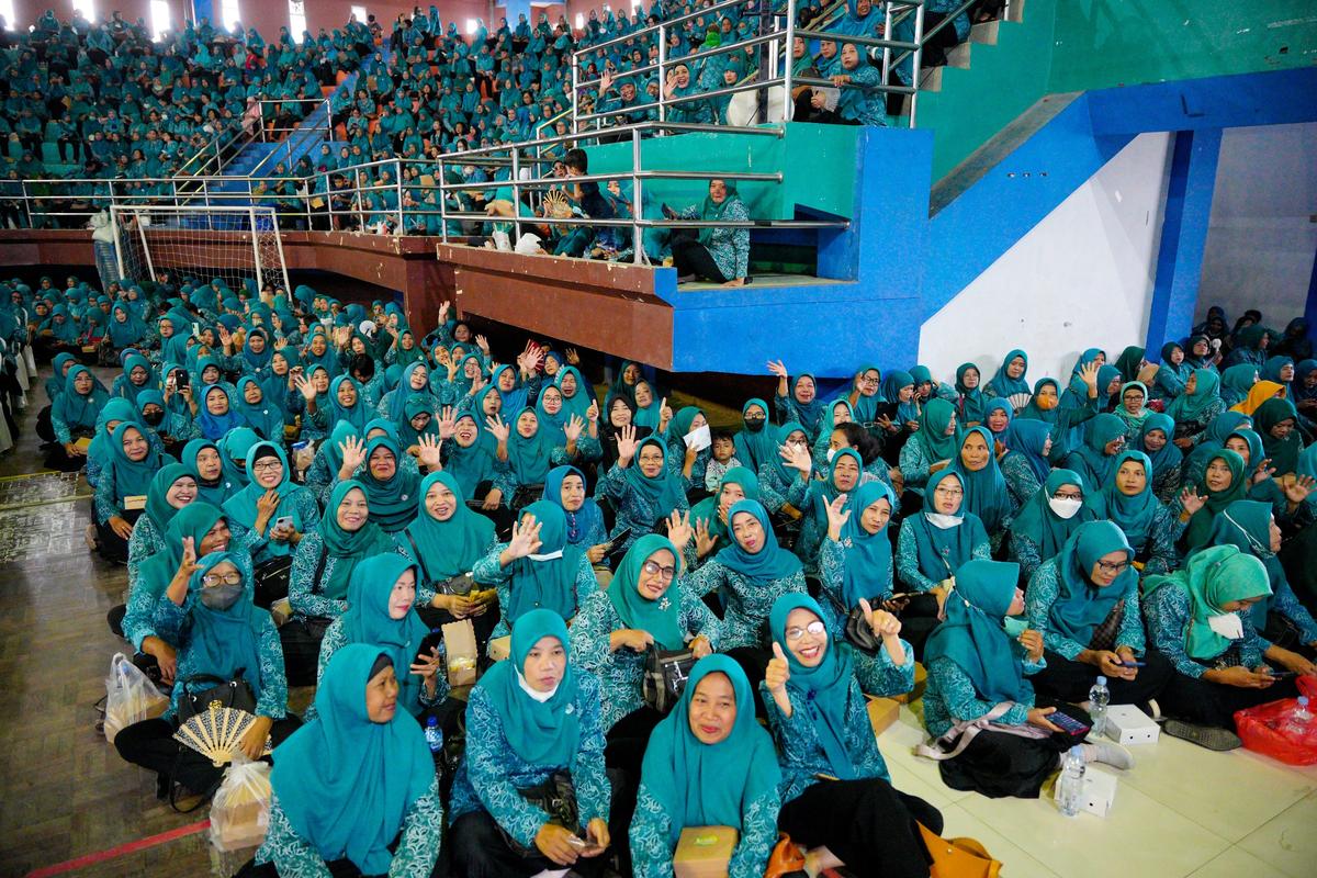 Foto utama berita: Halal Bihalal TP PKK, Ribuan Anggota Penuhi GOR Stadion Wilis