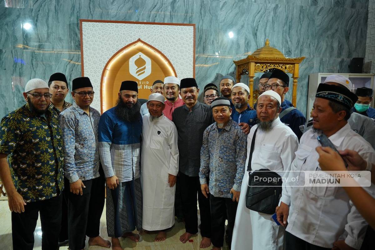 Foto 4 dari 9: Ada Ustaz Syafiq Riza Basalamah di Masjid Samsul Huda, Wali Kota Maidi Harap Sering Datang ke Kota Madiun