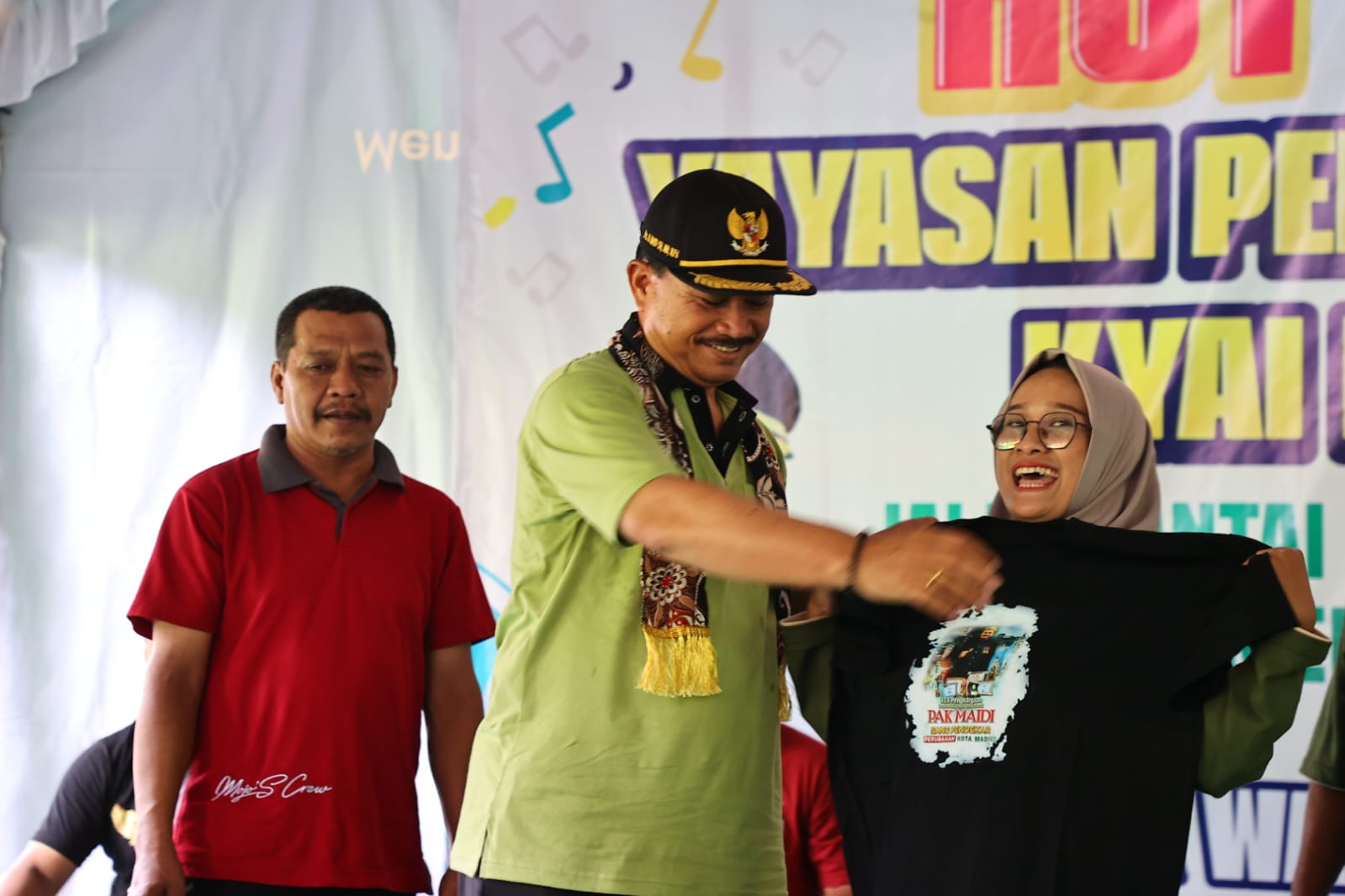 Foto 2 dari 8: Hadiri Pembukaan HUT ke-23 Yayasan Pendidikan Islam Kyai Hamdani, Wali Kota Turut Bagi Hadiah dan Susu Sntuk Siswa-Siswi