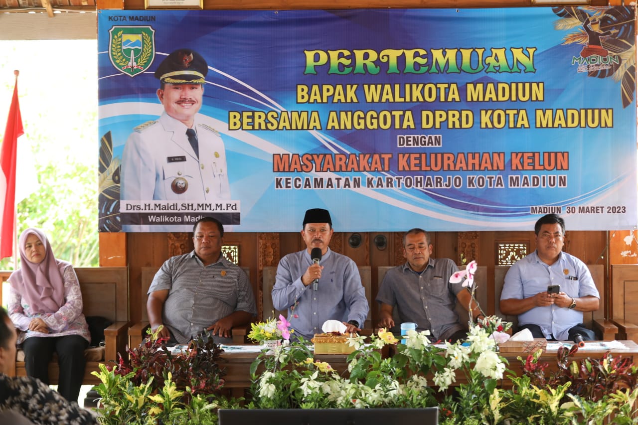 Foto 7 dari 14: Hadiri Pertemuan Dengan DPRD Bersama Warga, Wali Kota Beberkan Upaya Peningkatan Pendidikan